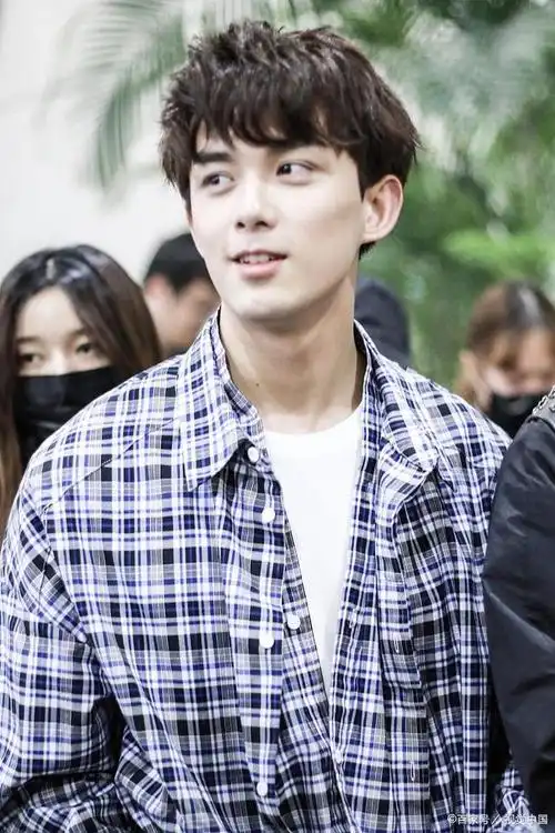 年轻的演员吴磊以其不懈的努力和才华横溢的演技,逐渐在众多明星中脱