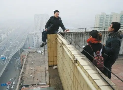 男子分手想要跳楼,群众起哄后,他真的跳了