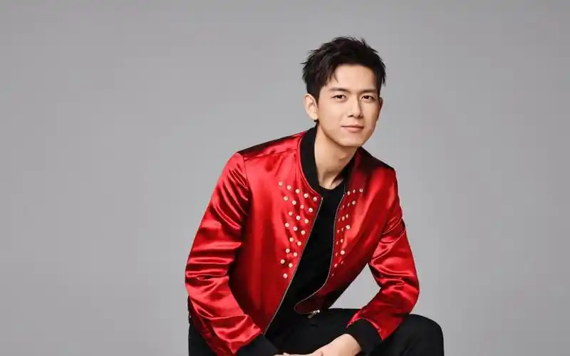 时尚男神李现穿红衣服展现个人魅力写真