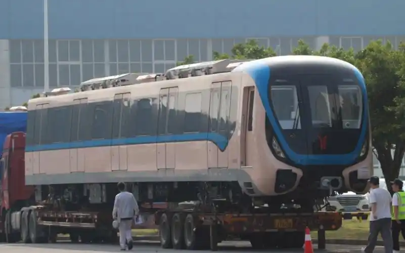 广州地铁a8通过地铁洛溪站