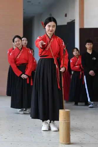 3月24日,湖南省长沙师范学院的学生在射艺课上投壶.
