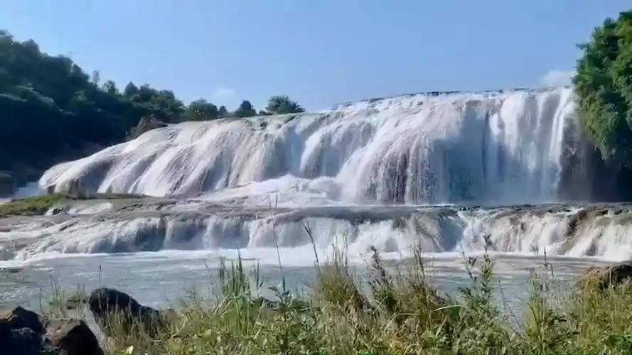 陡坡潭瀑布——1984版《西游记》片尾唐僧师徒四人行走在瀑布上的画面