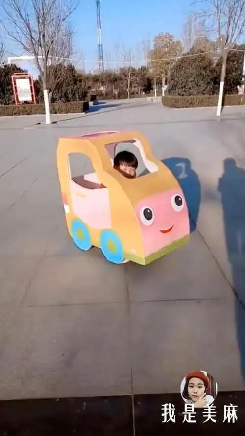 用废纸箱自制儿童小汽车,宝宝坐进去开得很灵活,至少又省了几百