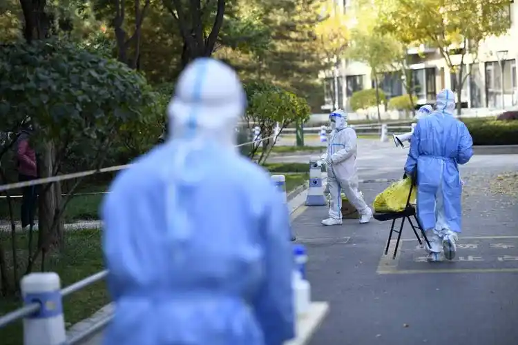 新华社照片,银川,2021年10月26日银川:封闭管理小区里的疫情防控瞬间