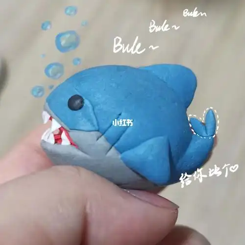 整理房间的时候,翻到了以前捏的小鲨鱼00因为被压箱底了所以缺了个