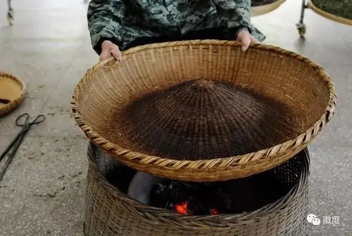 >>>舒福俊准备使用炭火烘烤茶叶.