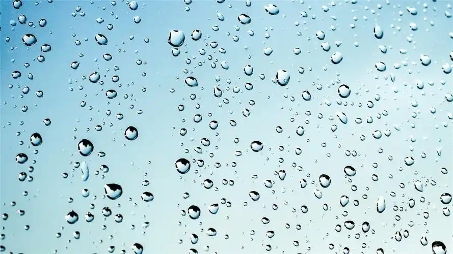 玻璃上的雨滴高清桌面壁纸