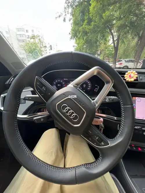 单手开车时你会选择哪只手扶方向盘