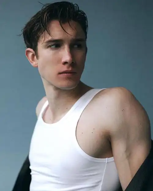 参加过《波兰超模大赛》的男模特马吕斯拍摄小米广告