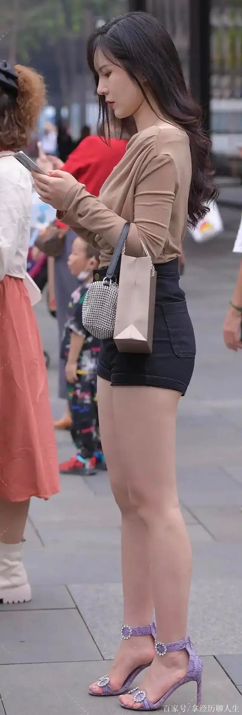 大象腿的女孩子这么穿就对了,笔直而修长,看上去非常棒