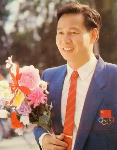 在时任主教练袁伟民的带领下,郎平,孙晋芳,陈招娣等队员获得中国女排