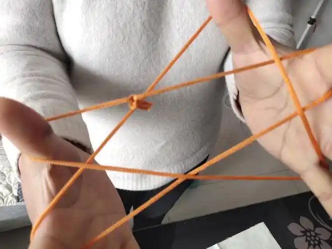 写美篇         翻花绳是一种利用绳子玩的游戏,又叫"解股""翻绳"