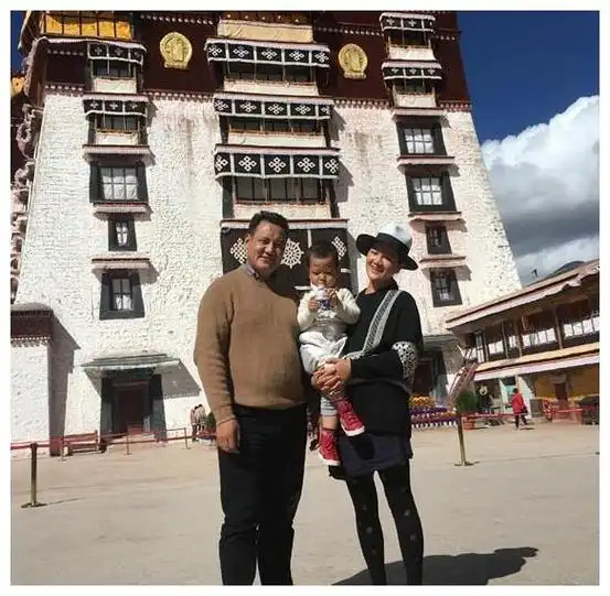 降央卓玛与老公丁珍曲扎近照老公185英俊潇洒超浪漫