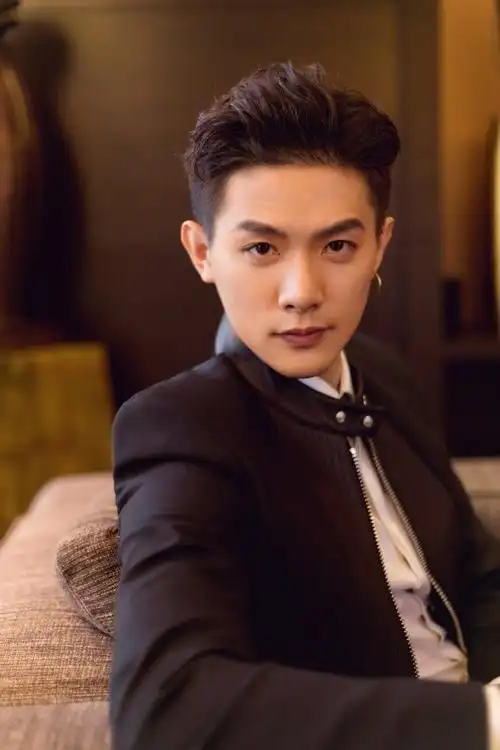 朱信宗亮相今日头条盛典贵气十足秀完美比例身材