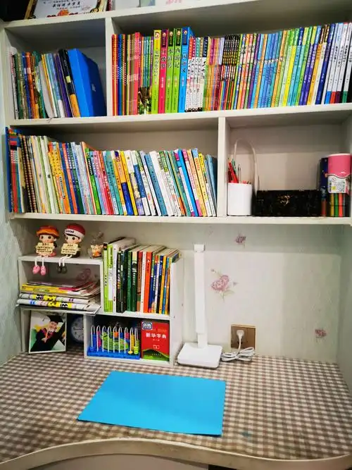 书桌干净整齐摆放