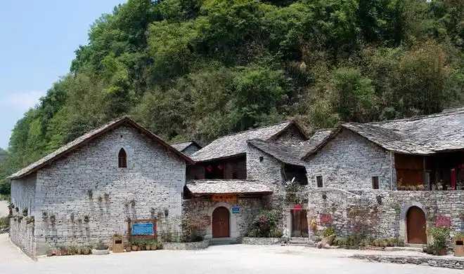 建造时间多在明,清时期,布依族传统民居建筑及农耕文明保留与传承较为