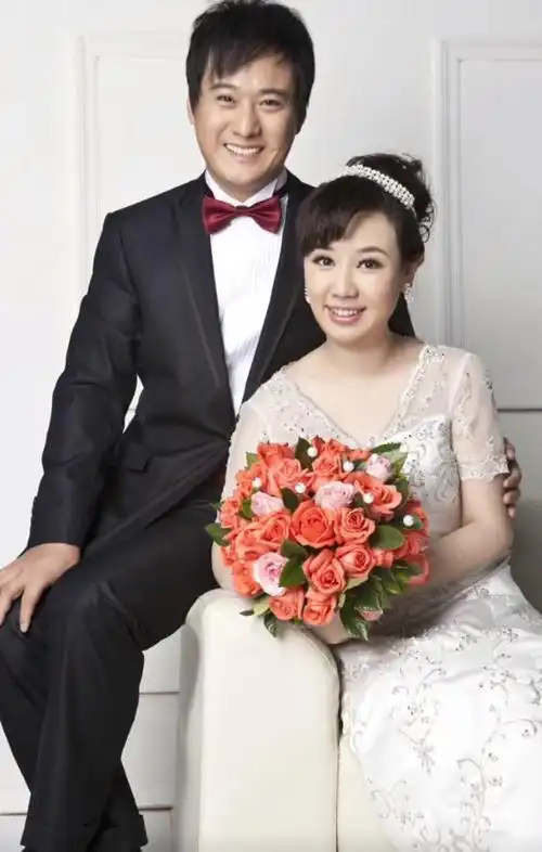 关凌追星张信哲,不忘与老公秀恩爱,姬云飞头发稀疏老人味十足