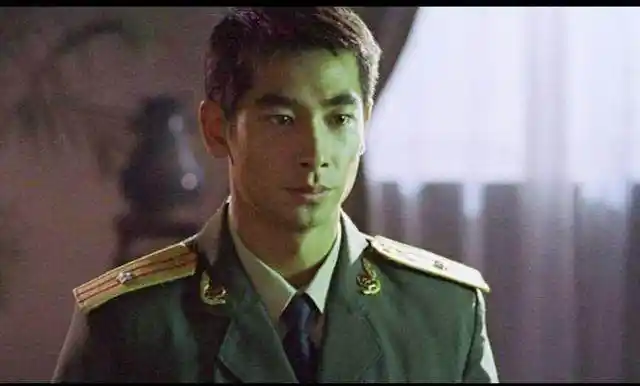 赵文卓赵文卓也演过军人,在电影碧血蓝天中,他饰演一名经过严苛训练的