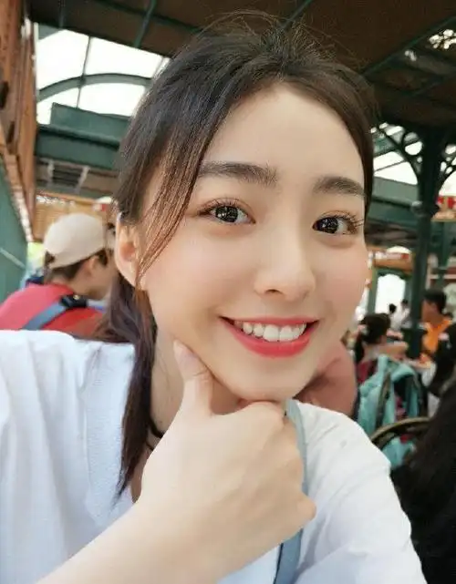 自拍通用小技巧12个自拍姿势教你自拍又瘦又好看