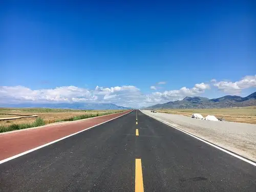 公路超级美 人也少 有景点就可以停车下去拍照.