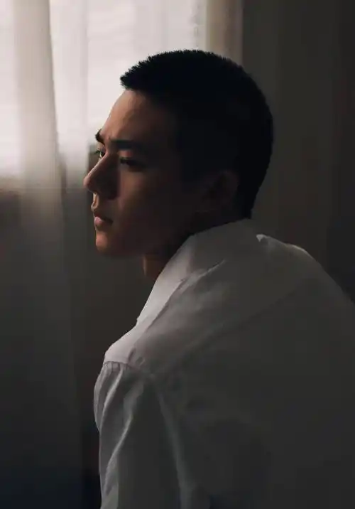 禁欲系寸头体育生,洗个头都这么养眼_哥哥