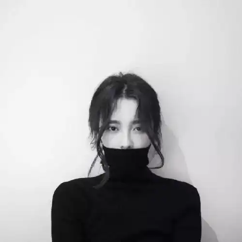 头像 女头 黑白 安静 沉默