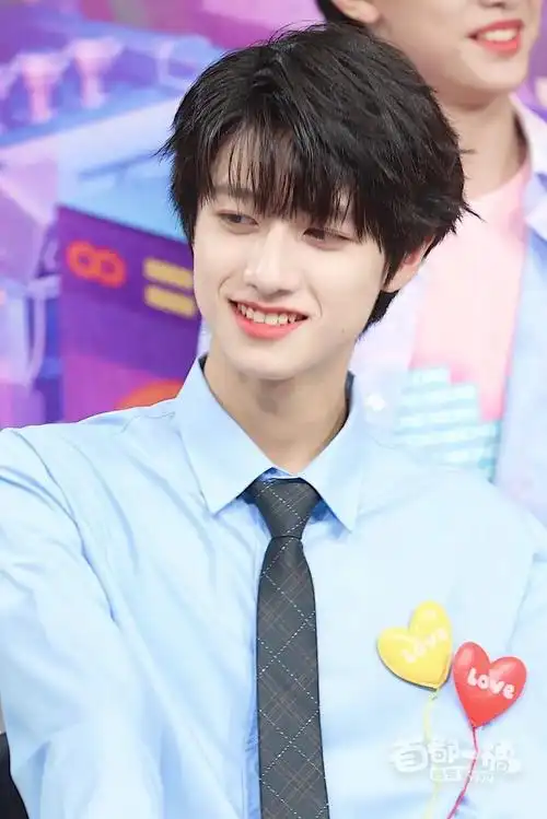 重庆七中的校草朱志鑫长得多好看