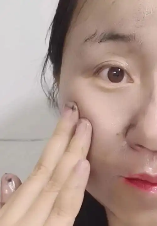 上妆比较浓的眼睛,眉毛,下巴还有容易长黑头的三角区,要多按揉几圈