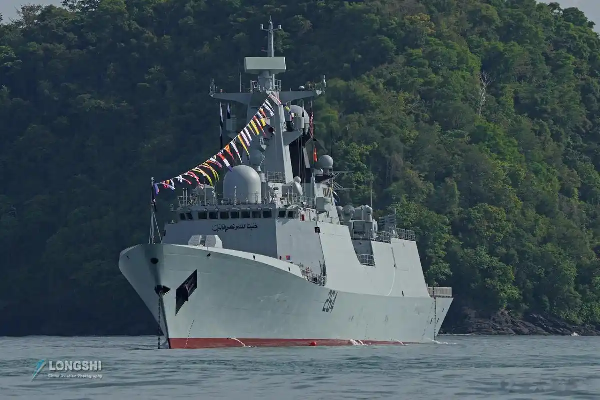 都是国产军舰,054ap导弹护卫舰属于巴基斯坦海军,052dl导弹驱逐舰属于