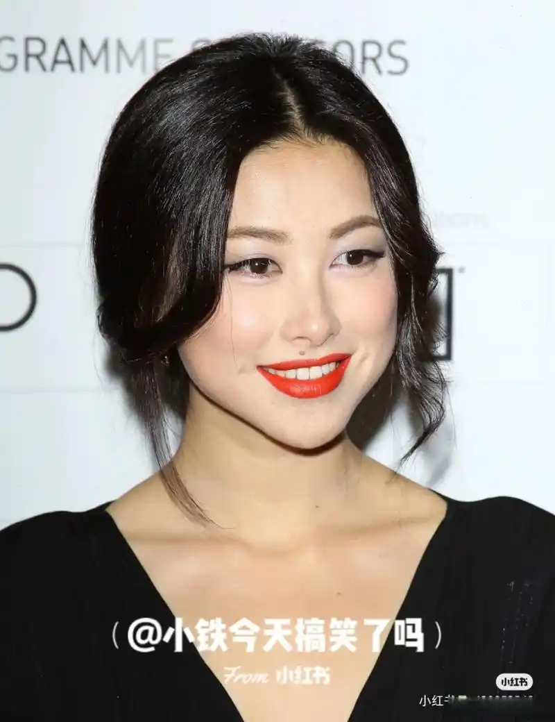 朱珠唇角的痣#   哇,原来的朱珠嘴角上是有痣的诶,后来美女把它点掉