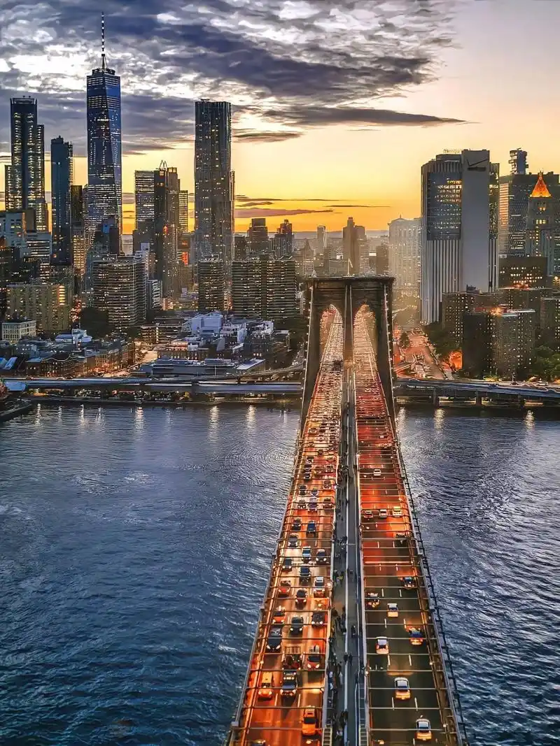 日落下的布鲁克林大桥 布鲁克林大桥,连接着纽约的布鲁克林区和曼哈顿