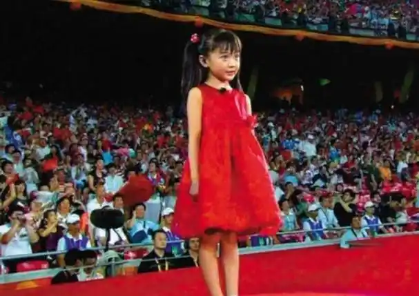 9岁女孩奥运会假唱,被美媒称为十大丑闻,12年过去她过得怎样了