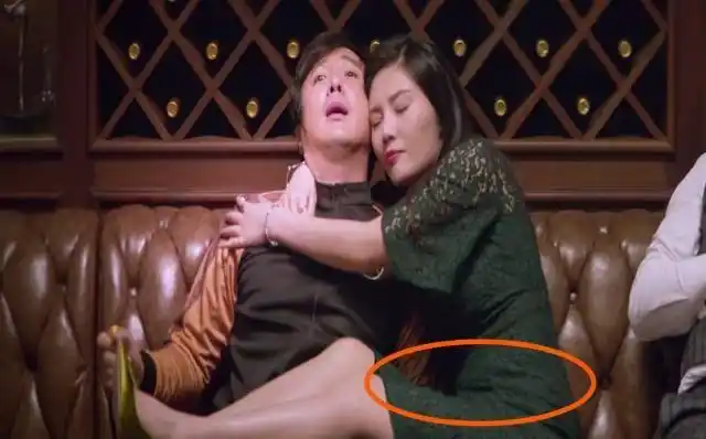 西虹市首富当徐冬冬搂着沈腾时有谁注意到徐冬冬的肚子