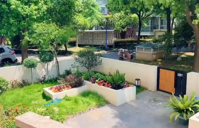 简单的花池植物设计,可以方便休闲和娱乐,再加上一个小水景,就很完美