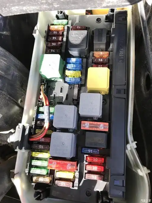 请问glk300驾驶员侧玻璃升降保险丝是哪个