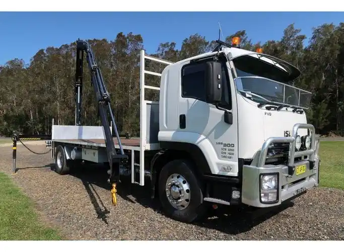 2016 isuzu fvd165-300 - crane truck