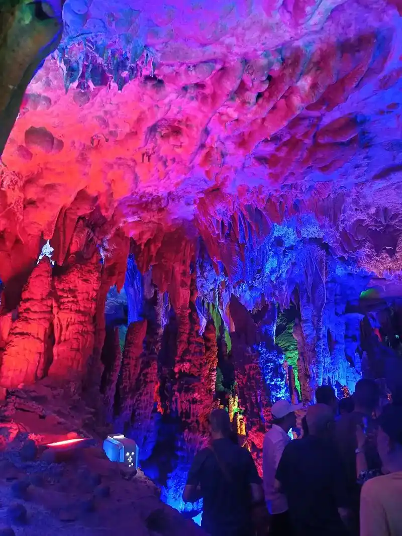 阳朔聚龙潭景区.#大自然的鬼斧神工 金石岩溶洞是阳朔境内唯一 - 抖音