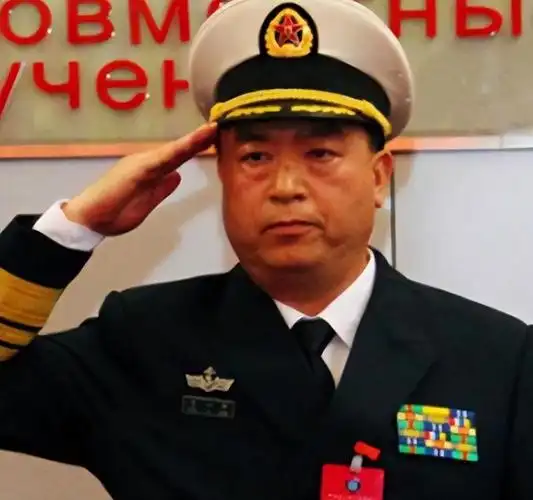 他是开国中将的儿子在2002年被授中将军衔仅过了一年就遭降职