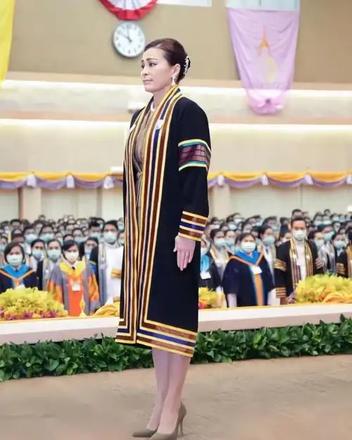 泰35岁诗妮娜贵妃干农活穿迷彩裤英姿飒爽得泰王宠爱在狱中瘦到皮包骨