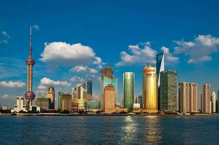 喏,这里是黄浦江和长江的汇合处名叫吴淞口.