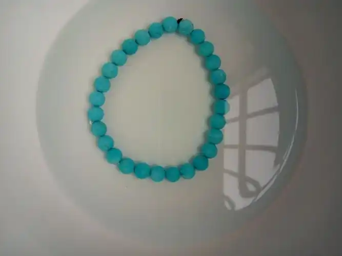 大家看看我这绿松石是真假?泡水有一点小小水泡.