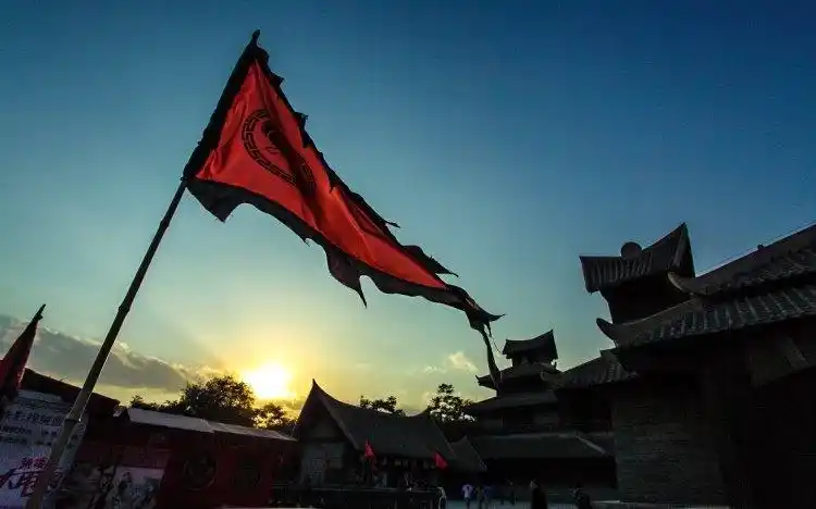 王城之内,伴着美丽的日落,战旗随风飘扬,颇有回到古时的感觉