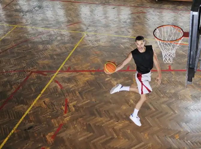 年轻和健康的人的人在体育健身房室内大厅打篮球比赛的同时进行娱乐和