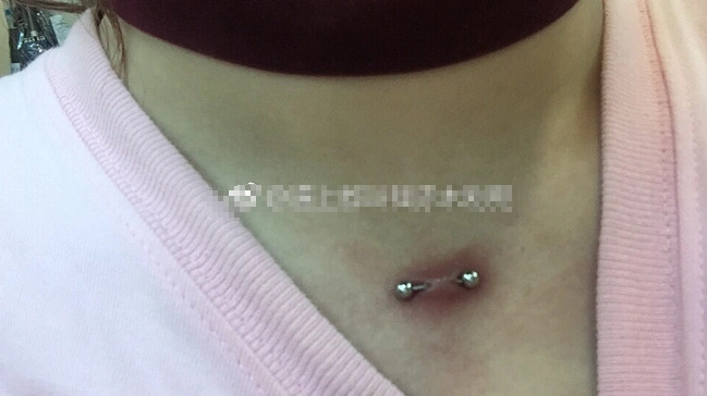 金泫雅的"锁骨钉"太疯狂了!直接镶在肉里面,看着都觉得头皮发麻!