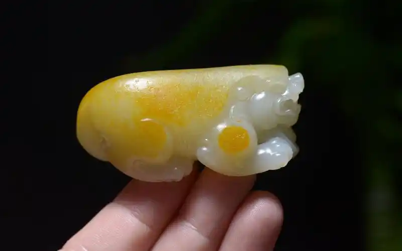 今日拍品:新疆和田满背洒金皮白玉籽料貔貅把件