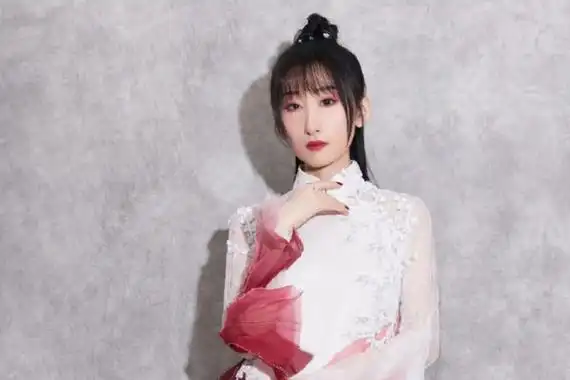 等什么君真人照片极具古风美擅长弹唱国风类歌曲