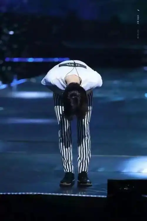 每一场你对着全场一次又一次的鞠躬 每一次弯腰都是标准甚至超过90