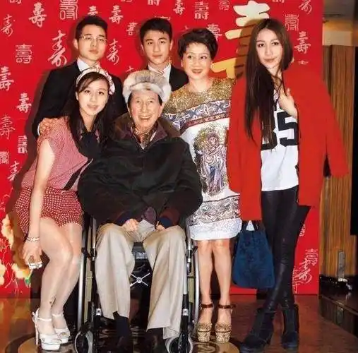 78岁的时候,赌王和四姨太生的女儿,被人质疑是和利智所生_何超欣_孩子