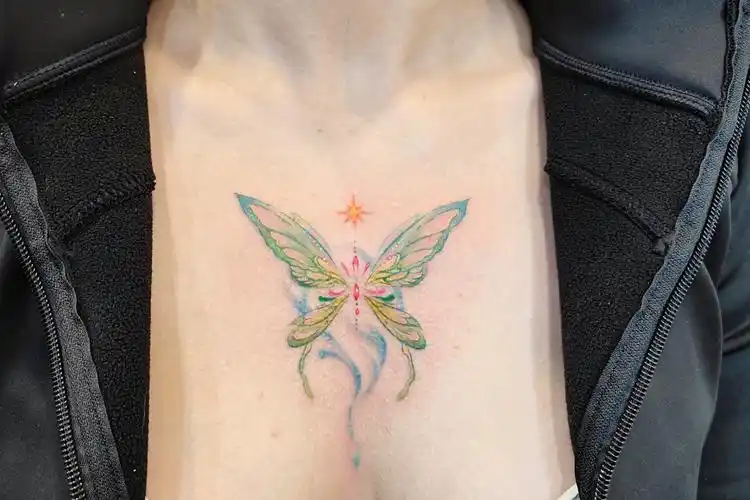 胸前蝴蝶纹身