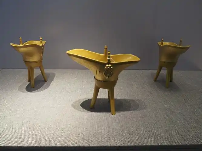 唐山博物馆清东陵文物展之乾隆款黄釉涂金爵